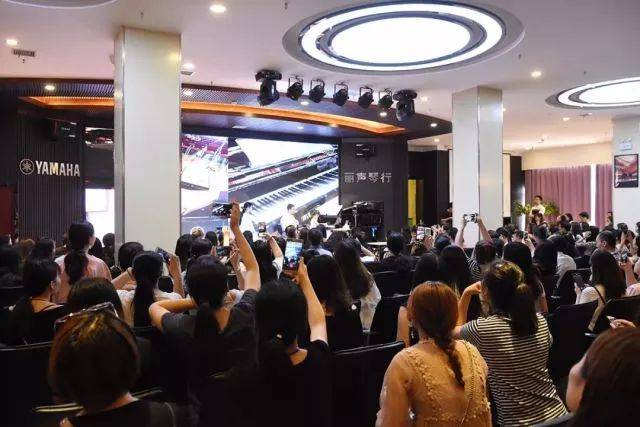 2018年金沙js93252亚洲音乐奖学金郑州师范学院启动仪式<br />暨金沙js93252海外艺术家爱德华·昆斯音乐会&远程实验公开课圆满结束
