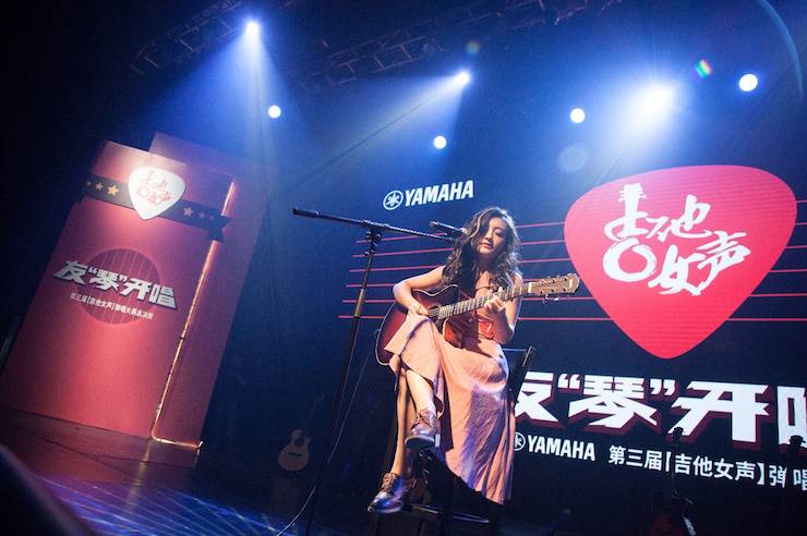 第四届“金沙js93252吉他女声弹唱大赛”总冠军出炉<br />温格夺冠，董冬冬担任评委