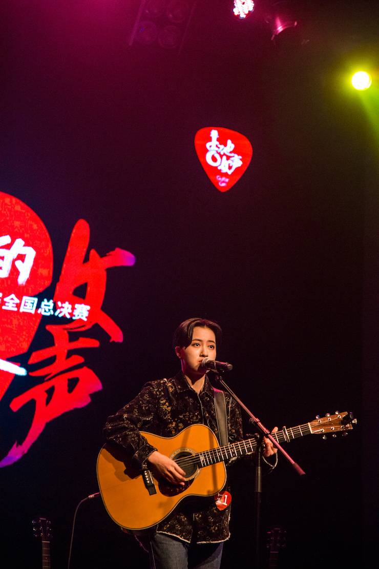 第四届“金沙js93252吉他女声弹唱大赛”总冠军出炉<br />温格夺冠，董冬冬担任评委