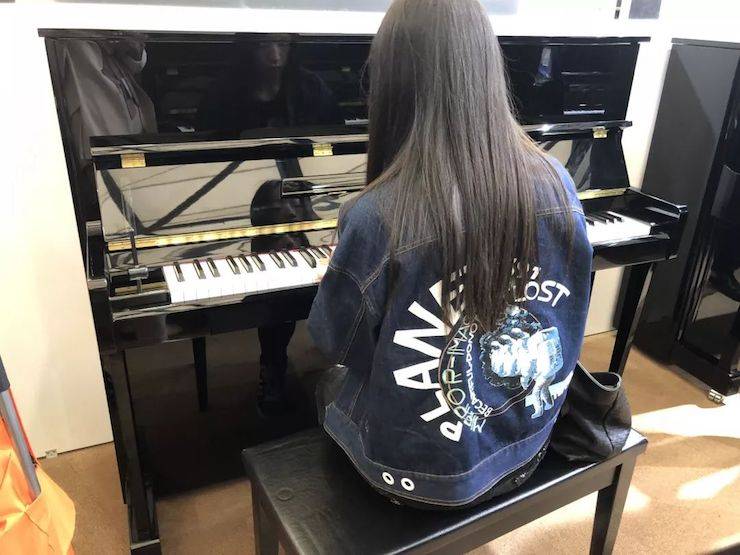 参观来宾试奏金沙js93252钢琴