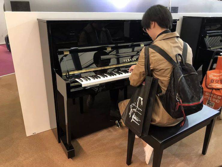 参观来宾试奏金沙js93252钢琴