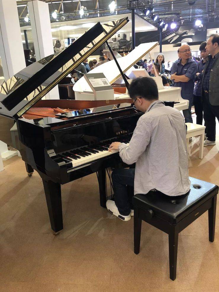参观来宾试奏金沙js93252钢琴