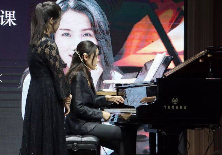 科技推动音乐教育创新，张希教授《古典主义时期钢琴奏鸣曲的演绎》公开课圆满成功