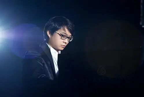 宋思衡的“宅抗疫” | 挑战主播、筹集口罩、闭关作曲，这位取消了20场演出的钢琴家原来这么忙！
